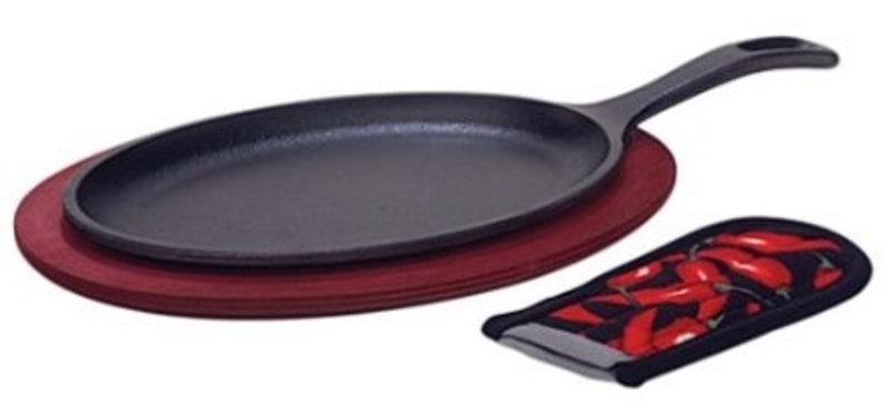 Lodge cast iron fajita set with handle mitt for $13 - Clark Deals